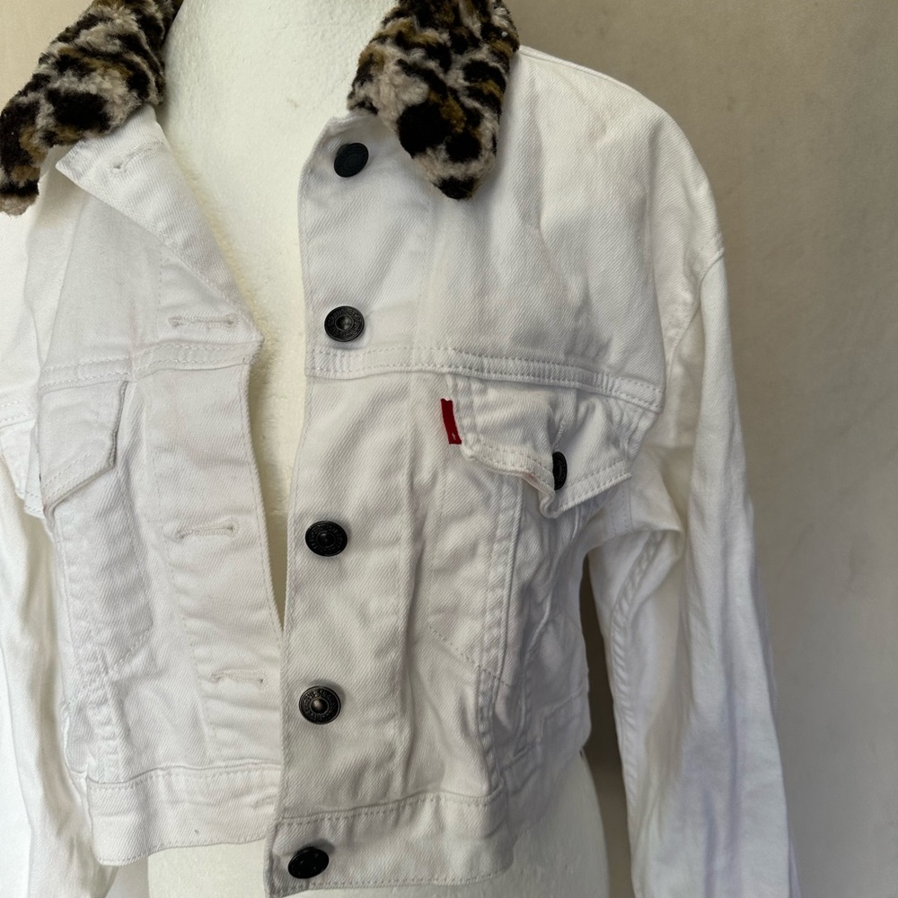Small cropped white Levi’s jacket - Picture 2 of 3